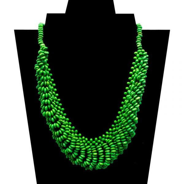 Colar de madeira verde